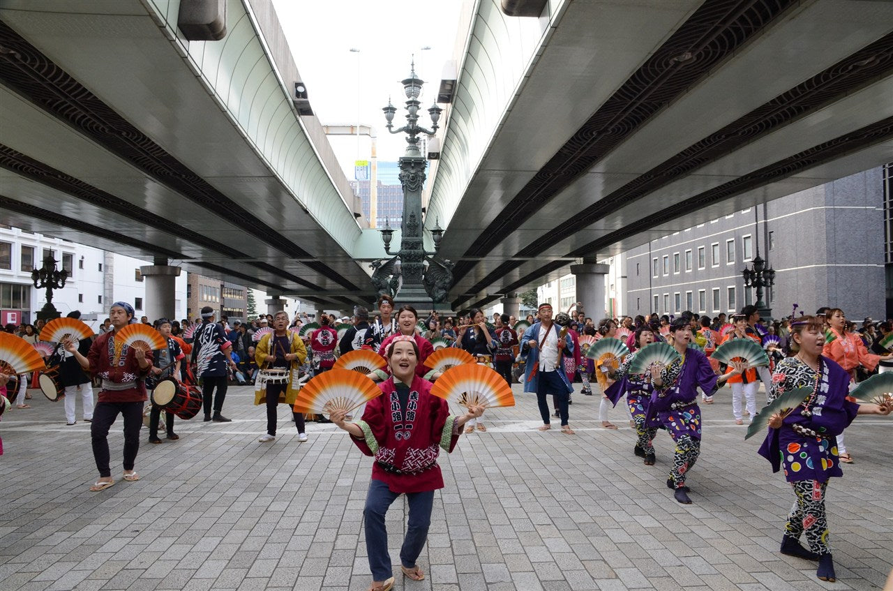 Dance on the bridge